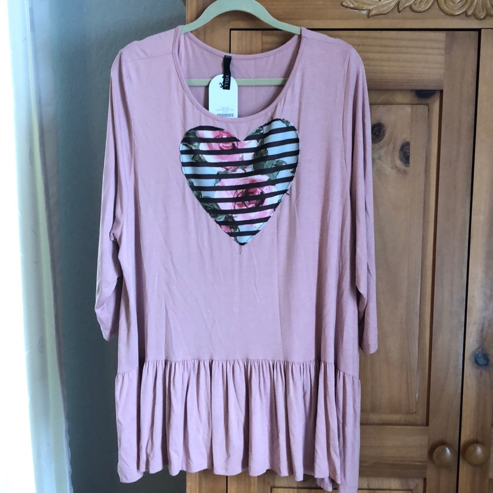 NWT. 3/4 sleeve Rose Heart Tunic
